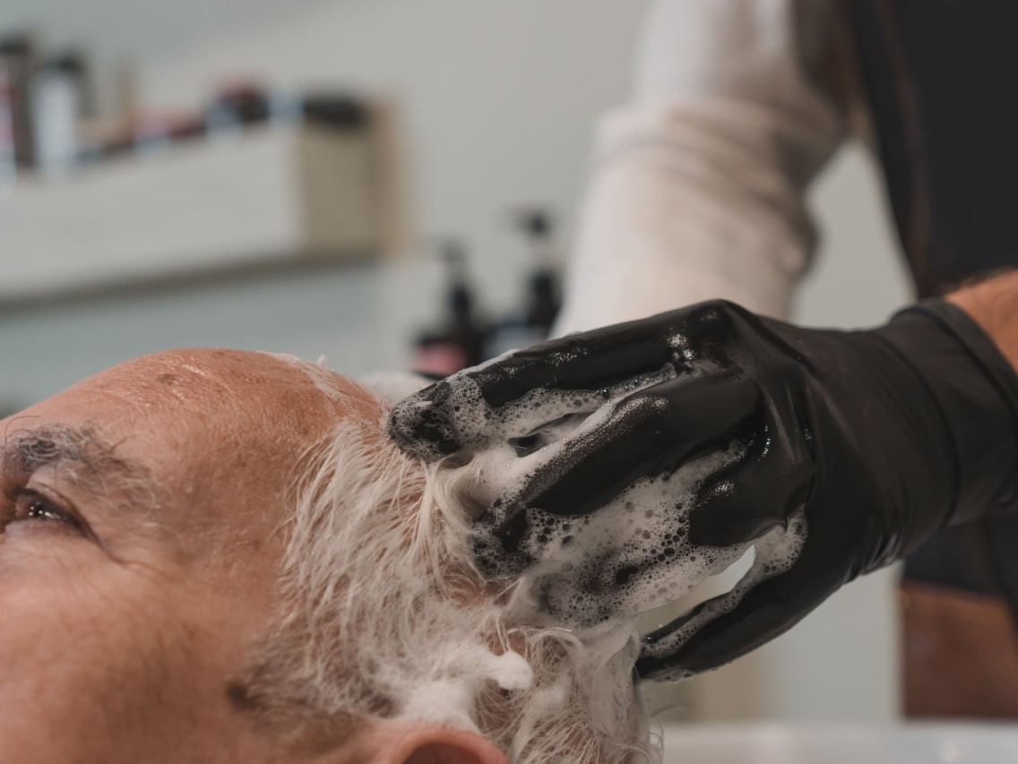 Чистота без лишних усилий: уход за волосами лежачего пациента