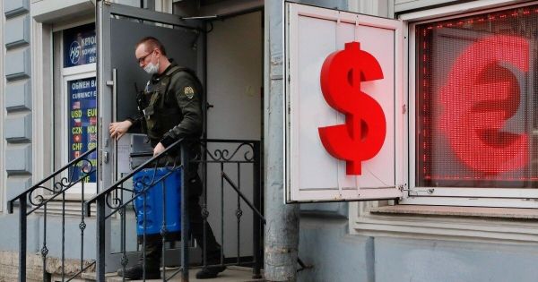 Доллар меньше 100&nbsp;рублей. Что&nbsp;будет дальше с&nbsp;курсом и&nbsp;валютной наличностью