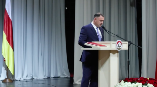 Глава Южной Осетии приостановил указ о&nbsp;референдуме о&nbsp;присоединении к&nbsp;России