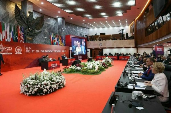 На саммите &laquo;парламентской G20&raquo; Матвиенко предложила делегации Украины сесть за стол переговоров