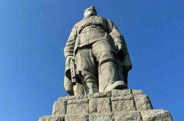 Памятники сносят, потому что наши павшие &mdash; как часовые