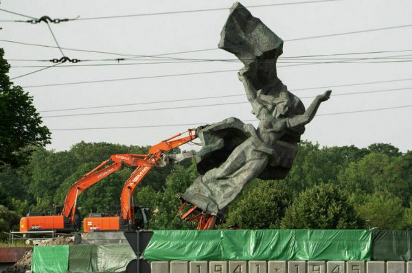 Памятники сносят, потому что наши павшие &mdash; как часовые