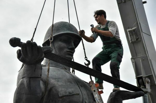 Памятники сносят, потому что наши павшие &mdash; как часовые