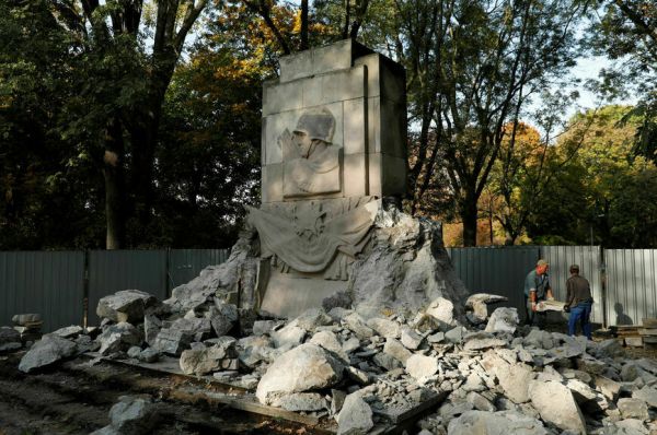 Памятники сносят, потому что наши павшие &mdash; как часовые