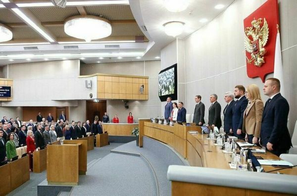 Депутаты Госдумы почтили минутой молчания память погибших в блокаду Ленинграда