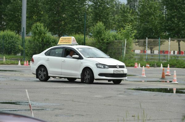 Депутаты предложили ДОСААФ обучать вождению членов семей участников СВО