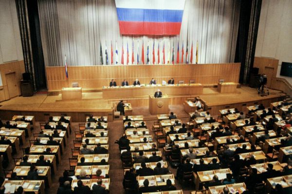 Первая Госдума играла в футбол, а в Совфед избирались президенты