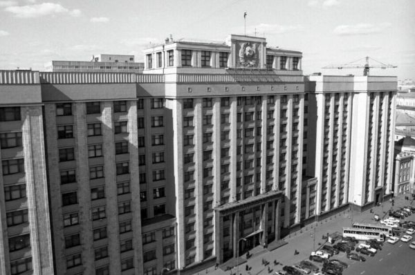 Первая Госдума играла в футбол, а в Совфед избирались президенты