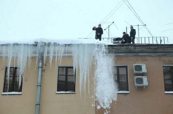 С кого спросить за упавшие с крыш сосульки С кого спросить за упавшие с крыш сосульки
