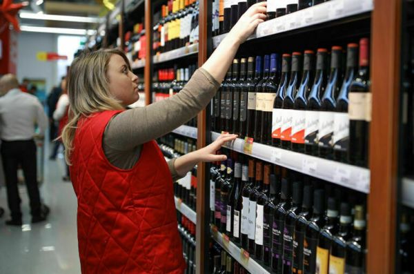 На полках с вином предложили искать матрешку На полках с вином предложили искать матрешку