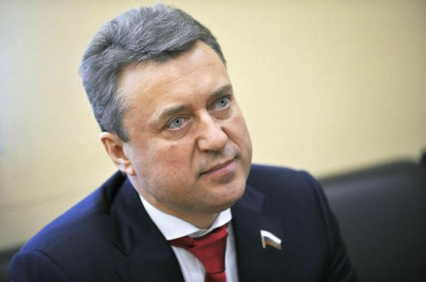 Выборный: Нужно гарантировать безопасность детей, которых усыновляют в другие страны