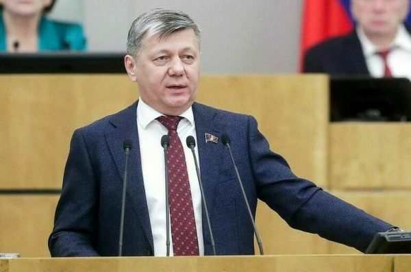 Новиков связал возможную поездку Макрона в Баку с неудачами в Африке