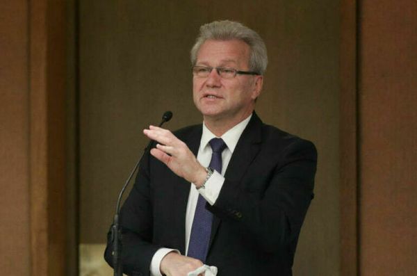 Гарри Минх: В работе с парламентариями необходима разумная жесткость и чувство юмора Гарри Минх: В работе с парламентариями необходима разумная жесткость и чувство юмора