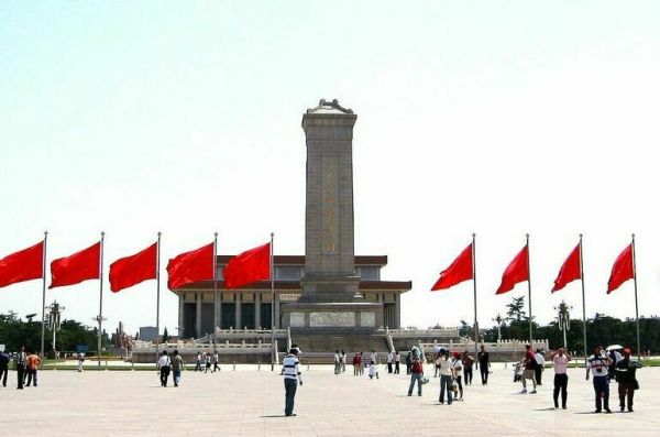 Володин возложил цветы к памятнику Народным Героям в Пекине Володин возложил цветы к памятнику Народным Героям в Пекине