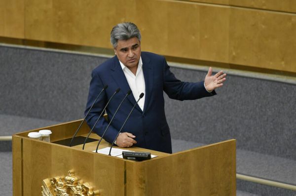 Нечаев призвал не переписывать Конституцию, а следовать ей