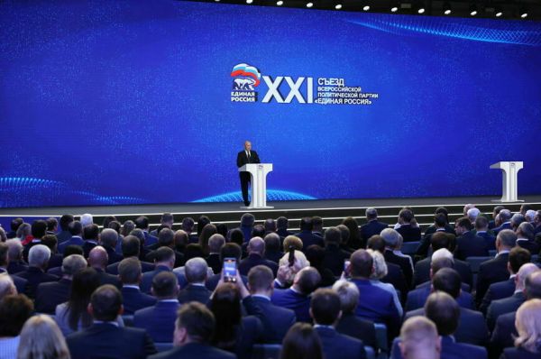 Съезд «Единой России» единогласно поддержал выдвижение Путина на пост президента Съезд «Единой России» единогласно поддержал выдвижение Путина на пост президента