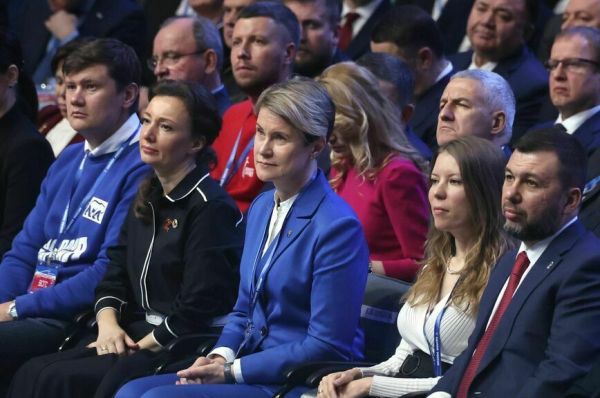 Съезд «Единой России» единогласно поддержал выдвижение Путина на пост президента Съезд «Единой России» единогласно поддержал выдвижение Путина на пост президента