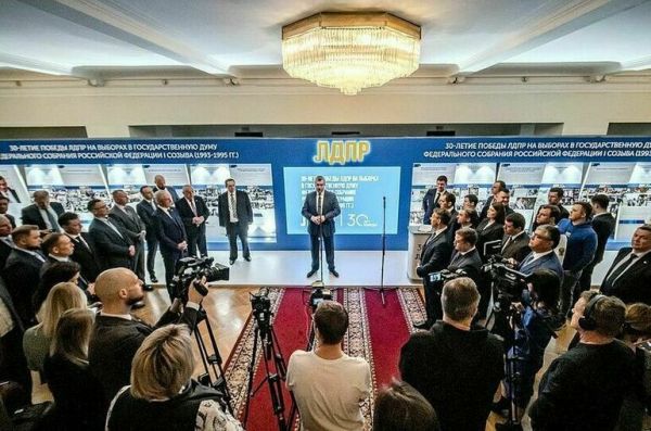 В Госдуме открылась выставка о победе ЛДПР на первых парламентских выборах В Госдуме открылась выставка о победе ЛДПР на первых парламентских выборах