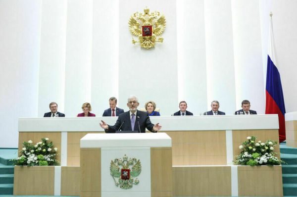 Как рассматривают и принимают законы Как рассматривают и принимают законы