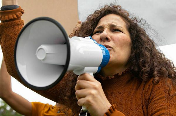 В Госдуме призвали не устраивать охоту на ведьм, будь они в юбках или в брюках В Госдуме призвали не устраивать охоту на ведьм, будь они в юбках или в брюках