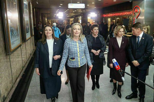 В московском метро показали жизнь сенаторов