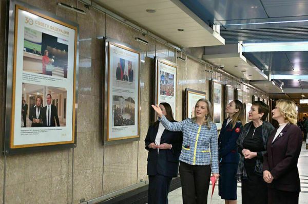 В московском метро показали жизнь сенаторов