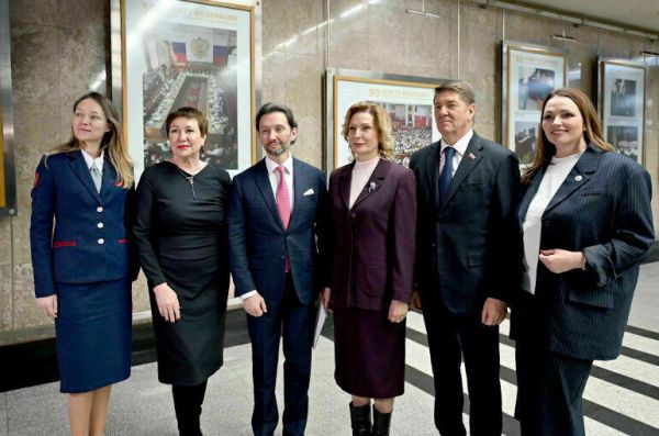 В московском метро показали жизнь сенаторов