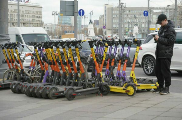 Контролировать электросамокатчиков предложили регионам Контролировать электросамокатчиков предложили регионам