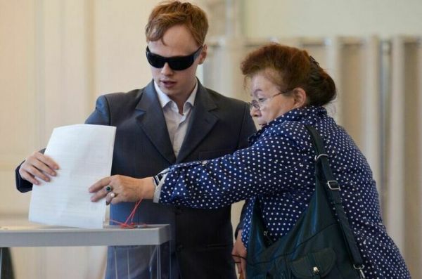 С собакой и по трафарету: какие права есть у незрячих избирателей С собакой и по трафарету: какие права есть у незрячих избирателей