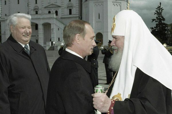 Ельцин надевал нагрудный знак, а Путин принимал смотр кавалеристов