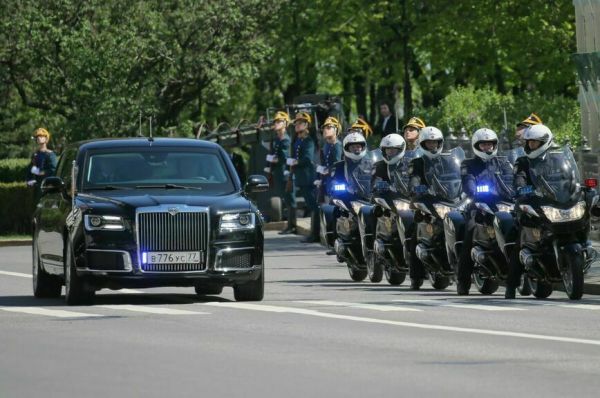 Ельцин надевал нагрудный знак, а Путин принимал смотр кавалеристов