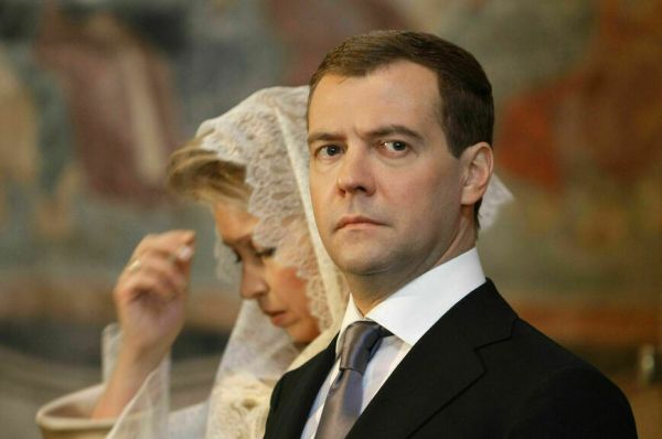 Ельцин надевал нагрудный знак, а Путин принимал смотр кавалеристов