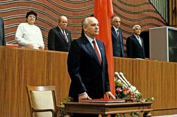 Ельцин надевал нагрудный знак, а Путин принимал смотр кавалеристов