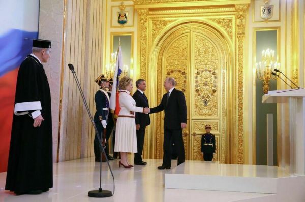 Ельцин надевал нагрудный знак, а Путин принимал смотр кавалеристов