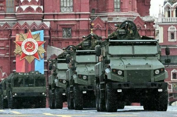Новинки техники и небо в цветах триколора: как прошел парад Победы в Москве