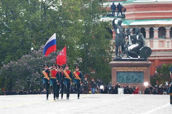 Новинки техники и небо в цветах триколора: как прошел парад Победы в Москве