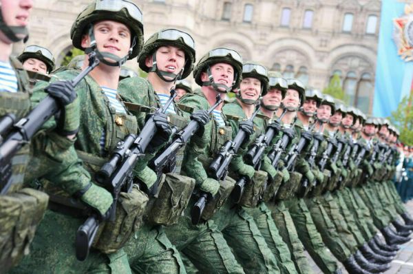 Новинки техники и небо в цветах триколора: как прошел парад Победы в Москве