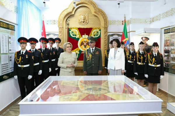 Матвиенко вернула историческую реликвию кадетам Полоцка Матвиенко вернула историческую реликвию кадетам Полоцка