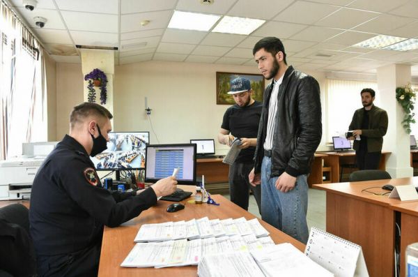 Мигрантов предложили обязать сдавать практический экзамен для работы в такси