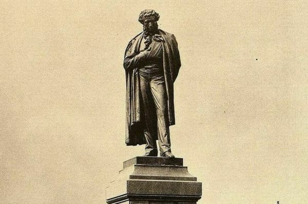 По политическим и градостроительным мотивам: как переносили памятники в России