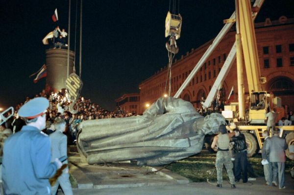 По политическим и градостроительным мотивам: как переносили памятники в России