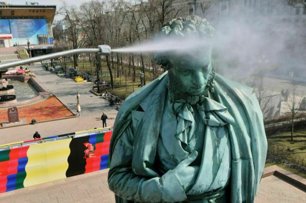 По политическим и градостроительным мотивам: как переносили памятники в России