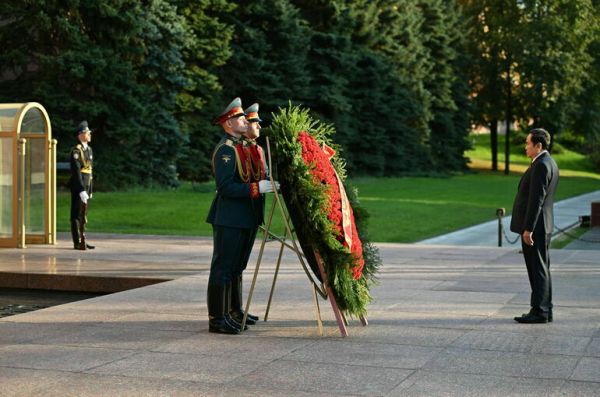 Спикер парламента Вьетнама возложил венок к Могиле Неизвестного Солдата Спикер парламента Вьетнама возложил венок к Могиле Неизвестного Солдата