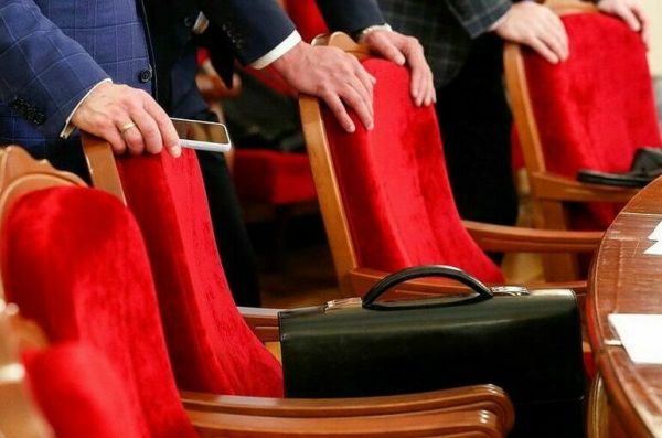 Разработан порядок запрета выезда из РФ допущенных к гостайне депутатов