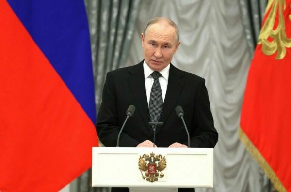 Путин вручил госнаграды депутатам Васильеву, Зюганову и Ресину 