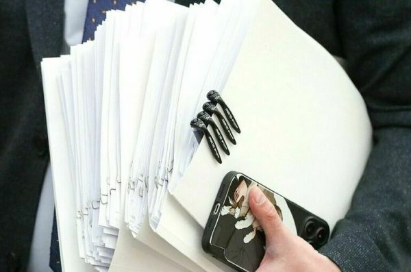 В Госдуму внесли законопроект о запрете рекламы услуг тарологов