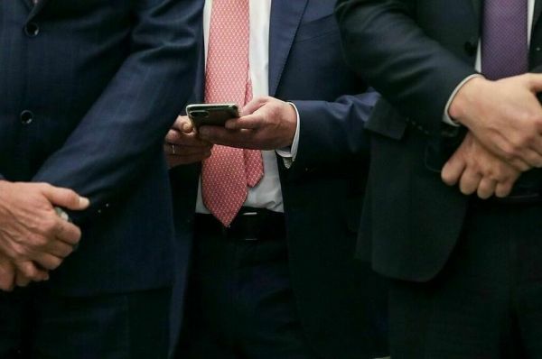 Чиновников предлагают не пускать за границу пять лет после увольнения