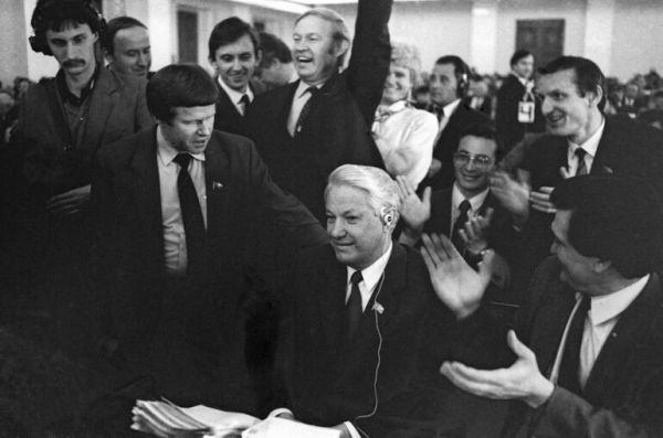 &laquo;Революционная социопатия&raquo;: как в России принимали декларацию о независимости