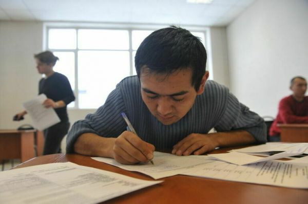 Мигрантов-медиков и водителей не освободят от экзамена по русскому языку