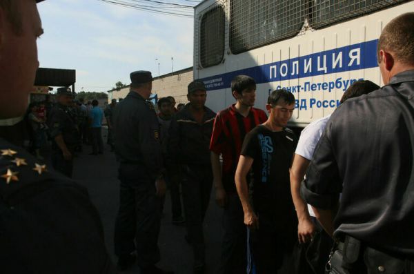 Мигрантов предложили выдворять из России за предвыборную агитацию